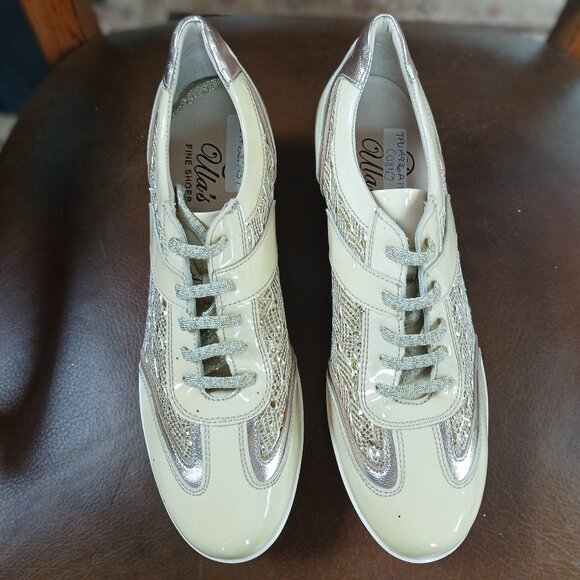 Patent leather women's walking shoes. - Picture 5 of 6
